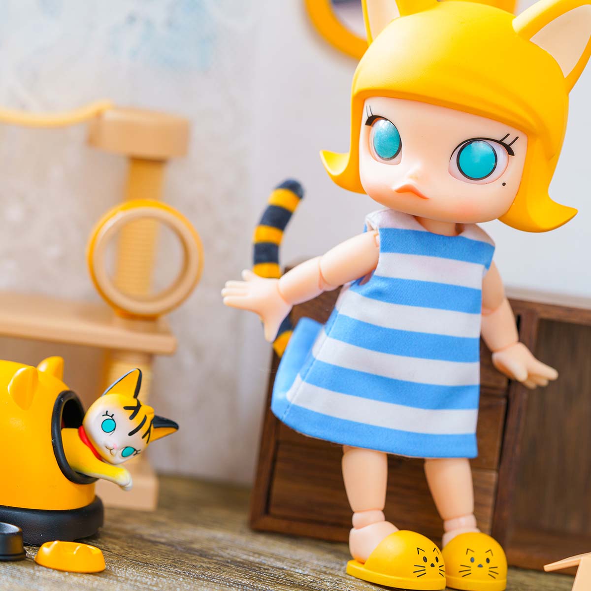 MOLLY Cat in the Box Action Figure | Designer Figurine - POP MART 