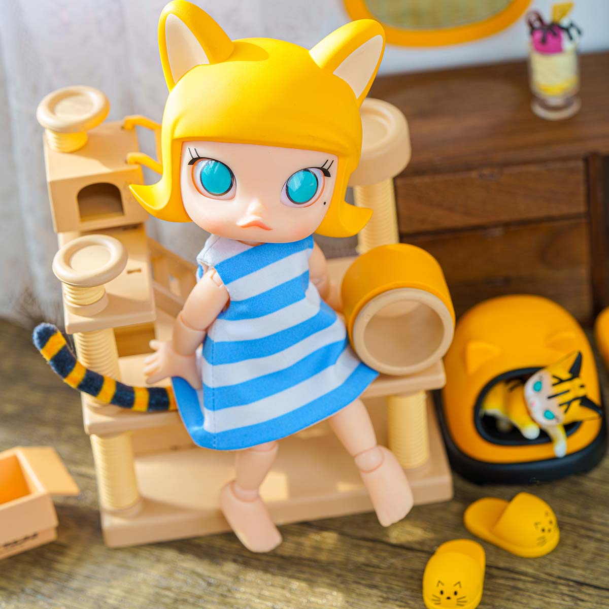 MOLLY Cat in the Box Action Figure | Designer Figurine - POP MART 