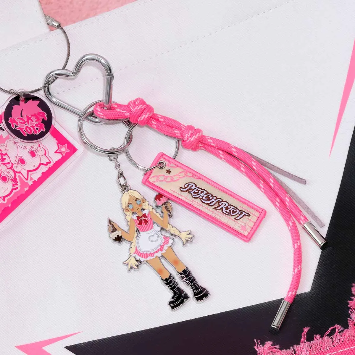 PEACH RIOT – Colección "La Hora Punta" Colgante en Cajas Misteriosas