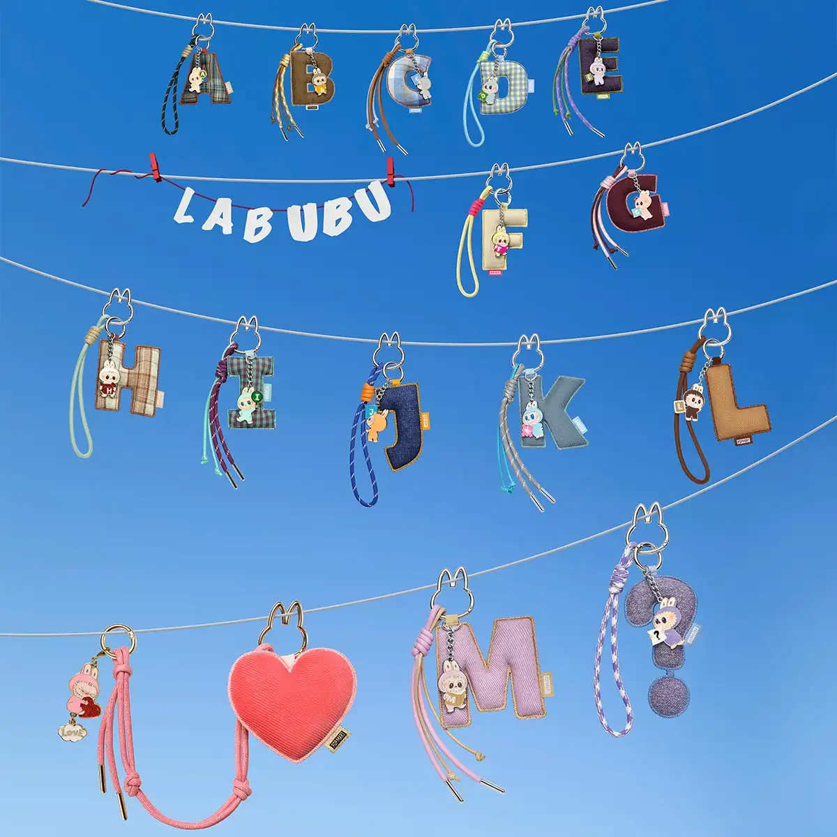THE MONSTERS – Colección “Clavito de Amor” Colgantes de Letras en Cajas Misteriosas (Letras A–M)