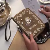 POP MART-SKULLPANDA-Colección"Dining" Funda para Pasaporte - Banner 1