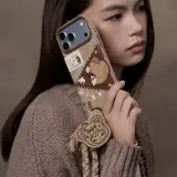 POP MART-HIRONO -Colección "Bitácoras de Viaje" Funda de Celular Tejida para iPhone - Banner 3