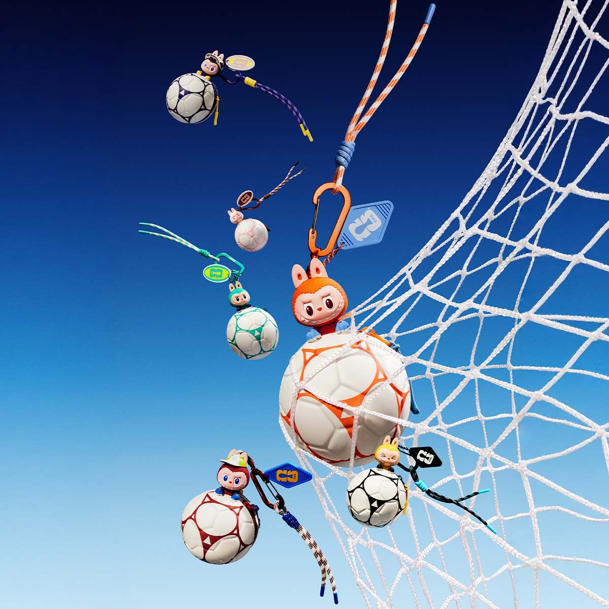 THE MONSTERS x FIFA サッカーミニバッグ THE MONSTERS × FIFA SERIES - Football-shaped Mini Bag Blind Box ぬいぐるみ